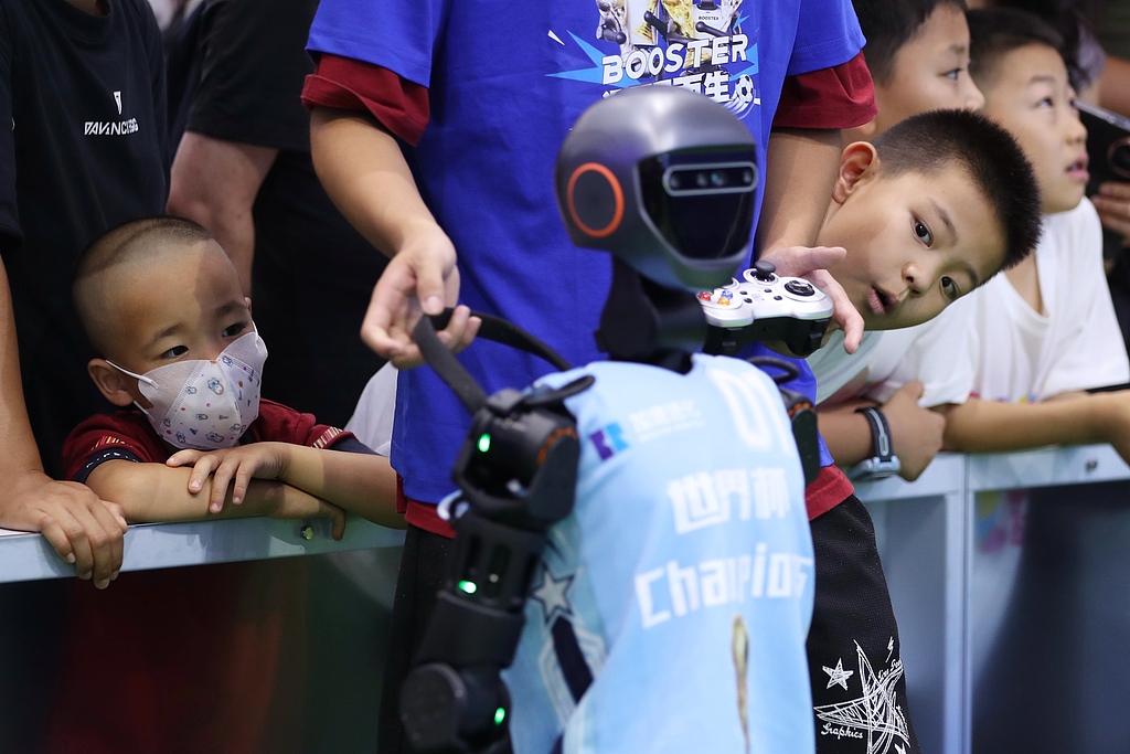 人形机器人“双11”预热战：价格跌破3万，交付能力成胜负手